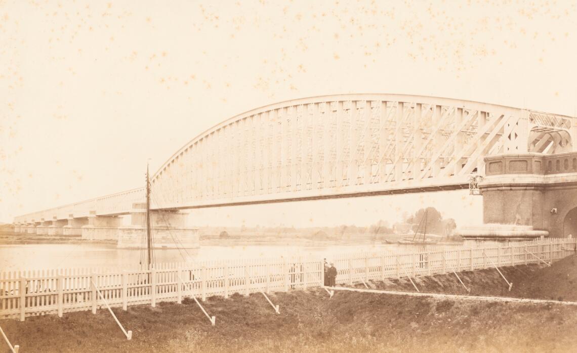De gehele brug vanaf de linkeroever gezien (30 augustus 1868)