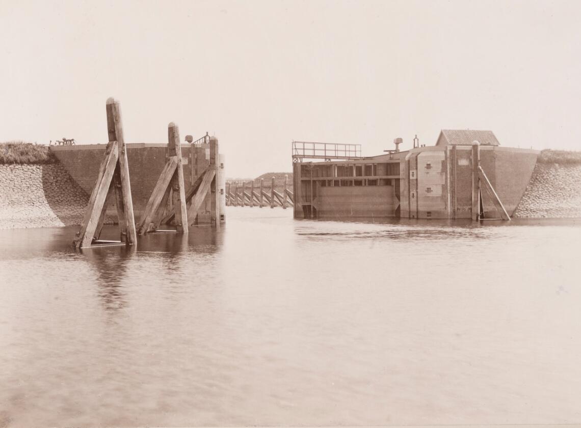 Waalhoofd der Schutsluis bij Andel met waaiervlotdeuren (12 augustus 1898)