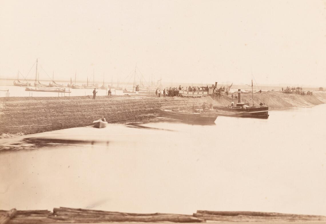Afdaming van het Sloe ten tijde van laag water. Gezien van de dijk van de Suzanna Polder ten zuiden van de spoorwegas (1871)